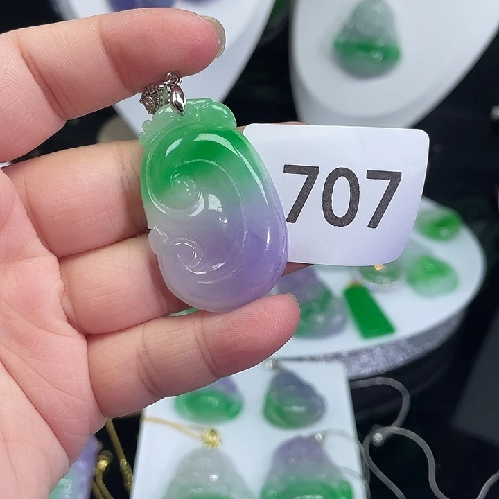 翡翠未镶嵌吊坠(赠链)
