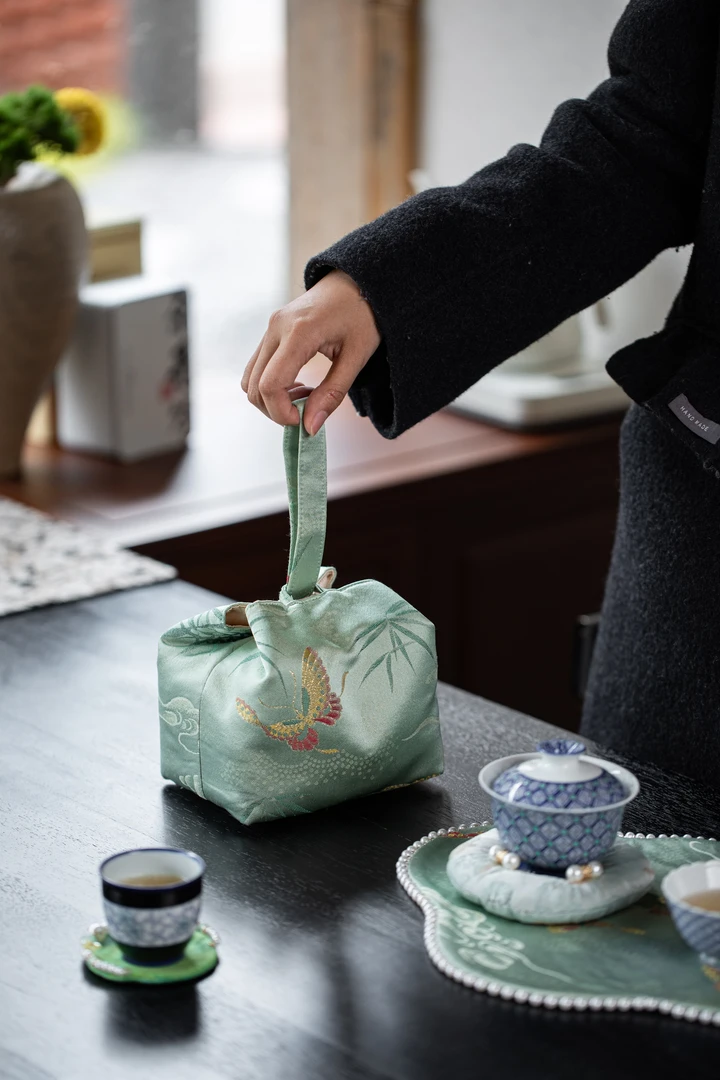 YCQ00403 遇春秋-蝶影绿一字手腕包茶事包