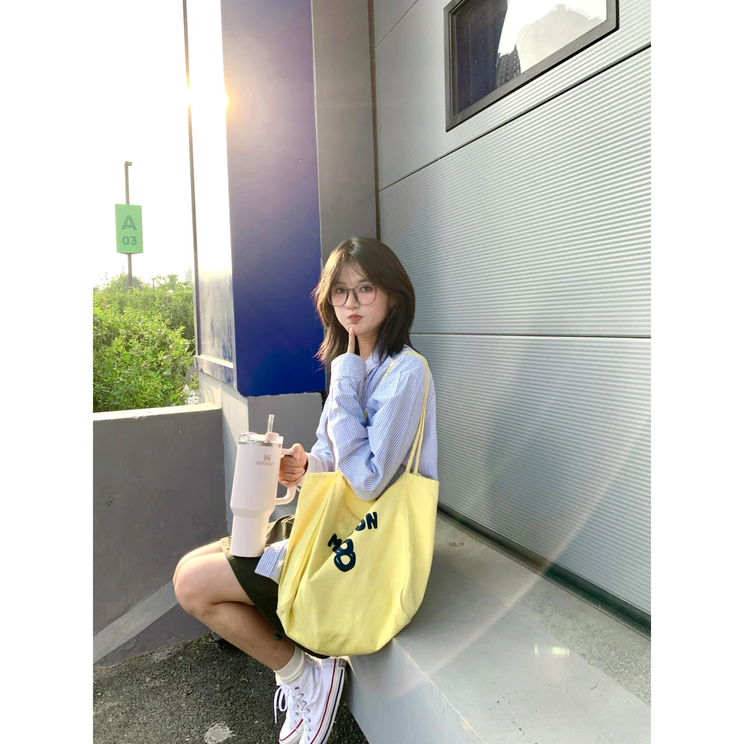 韩版休闲学生上课帆布包包女2025新款大容量托特包通勤字母单肩包