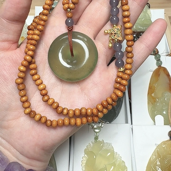 蛇纹石玉未镶嵌颈饰