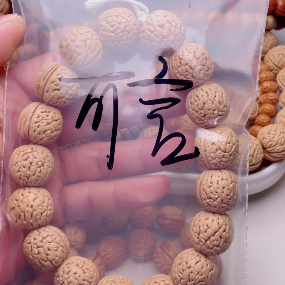 ****言桃核手串盘锦肌肉