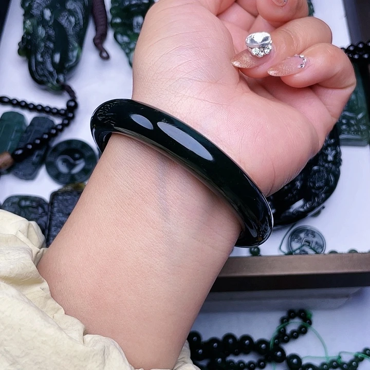 艺***师蛇纹石玉未镶嵌挂件