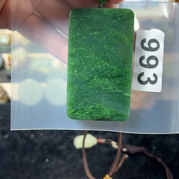 茶***痴和田玉未镶嵌颈饰