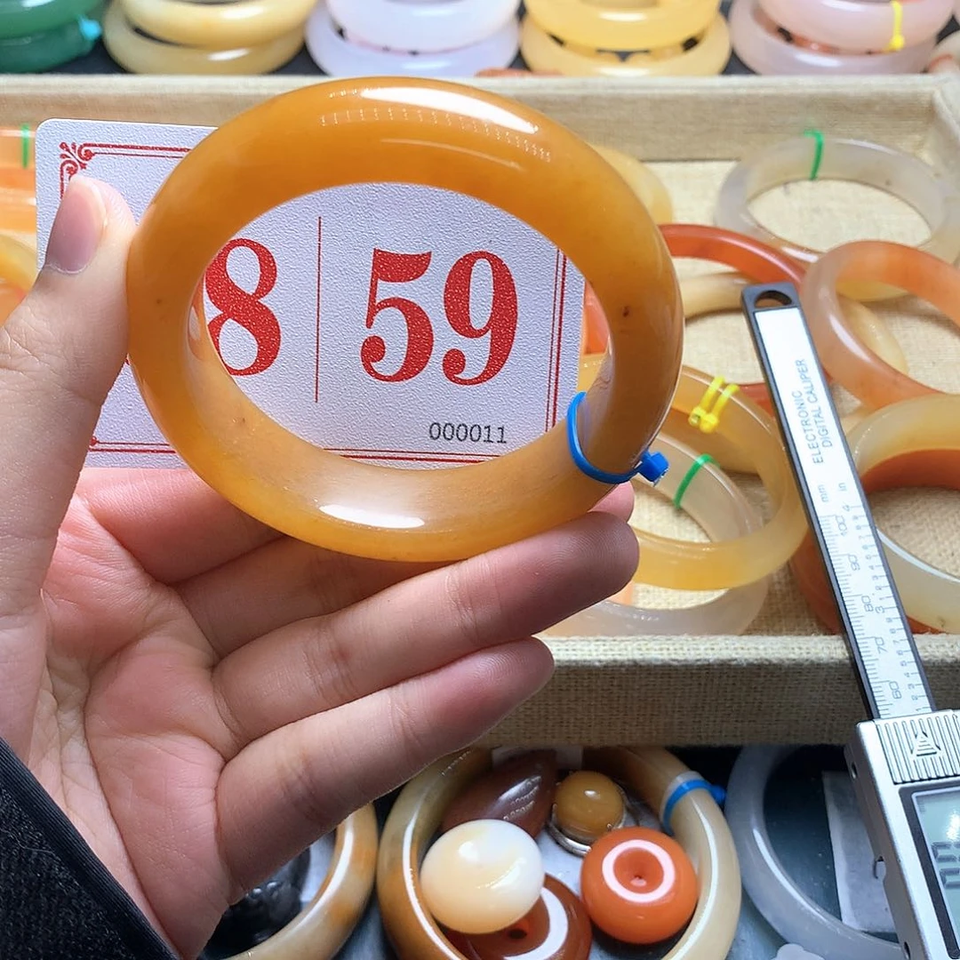 未镶嵌石英质玉（黄龙玉）手镯