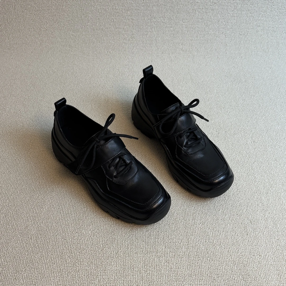 六也「静奢休闲」5cm通勤暴走厚底系带魔术贴深口运动小皮鞋L1350