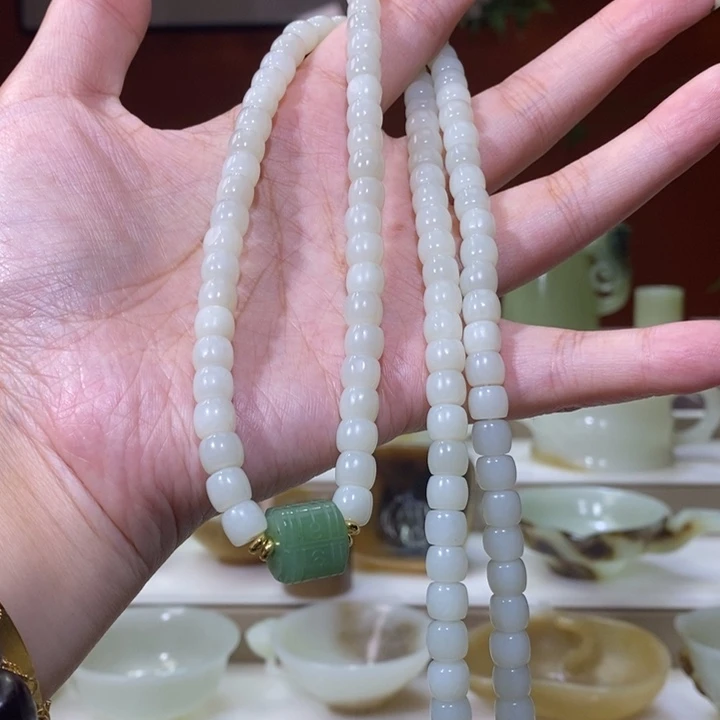 未镶嵌和田玉摆件陈*亦且末白玉串