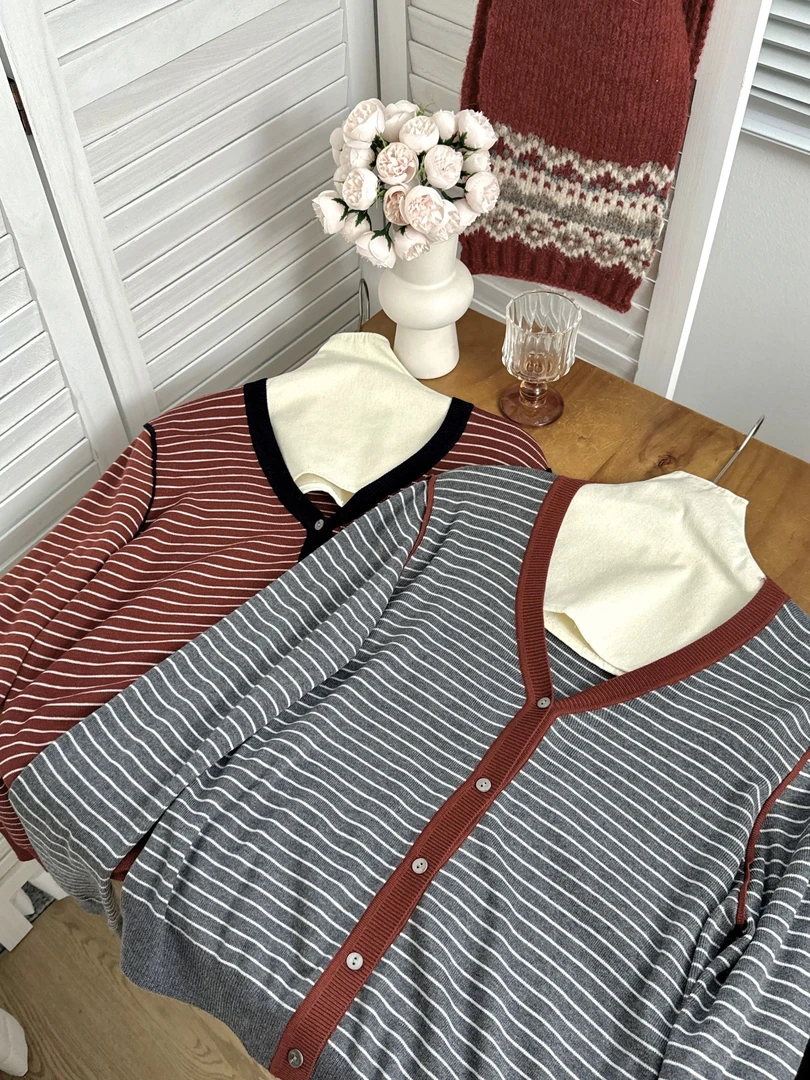 新款V领拼色条纹针织开衫女洋气宽松羊毛外套显瘦百搭上衣