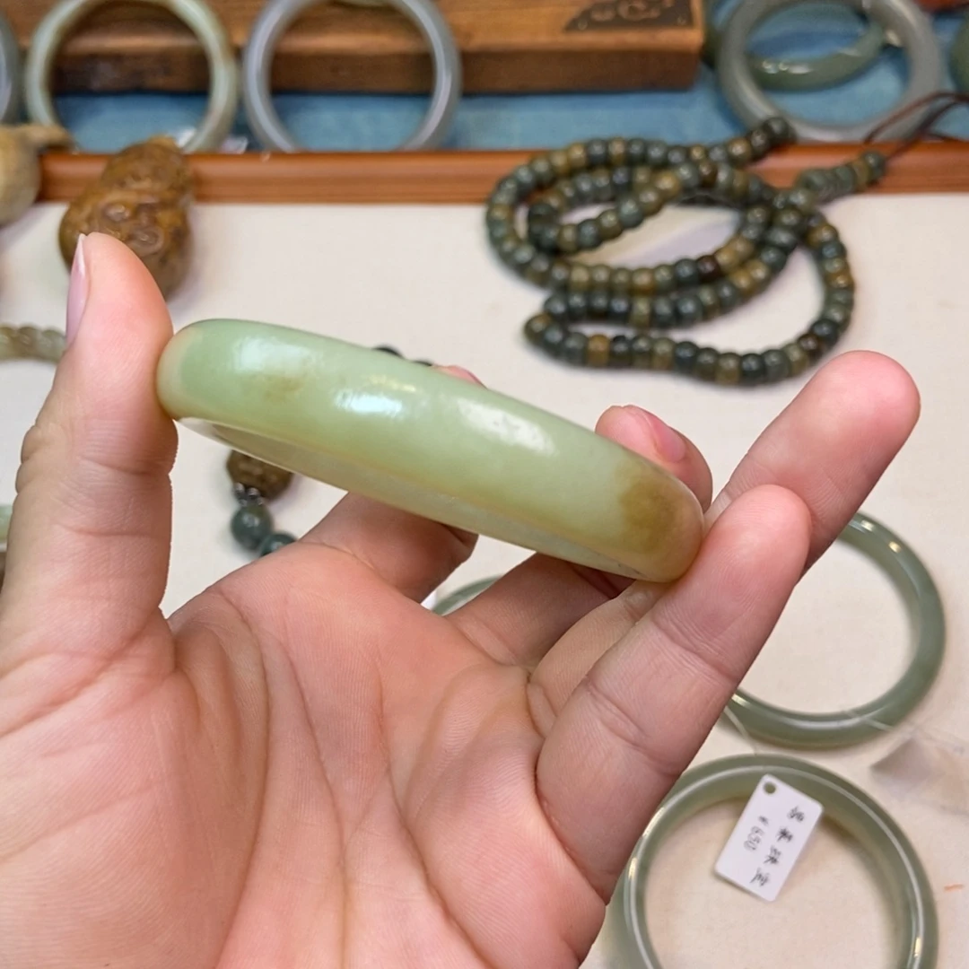 和田玉未镶嵌手镯