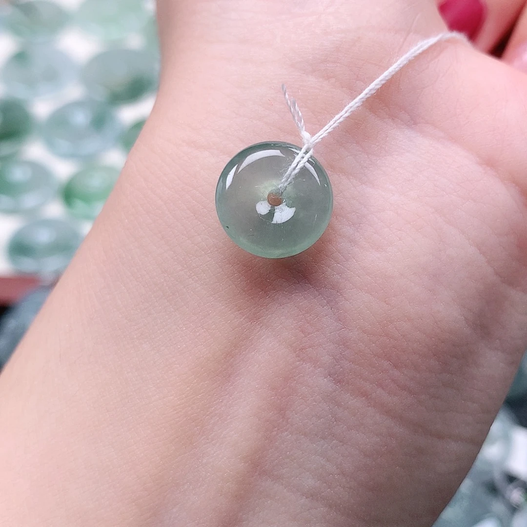 翡翠未镶嵌颈饰余**梁平安