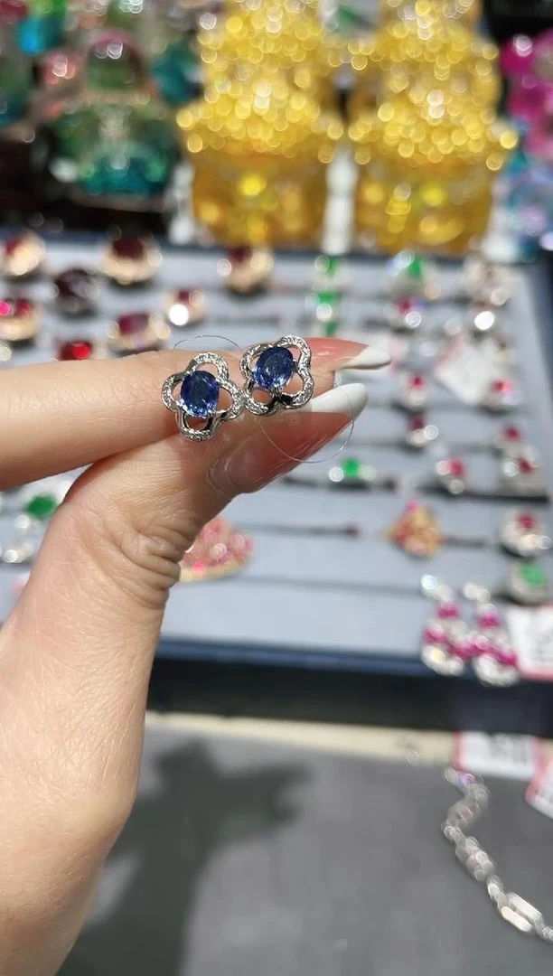 18K金镶嵌天然蓝宝石耳饰耳钉四叶草款