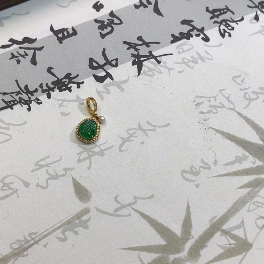 芊***贝翡翠18K金镶嵌颈饰