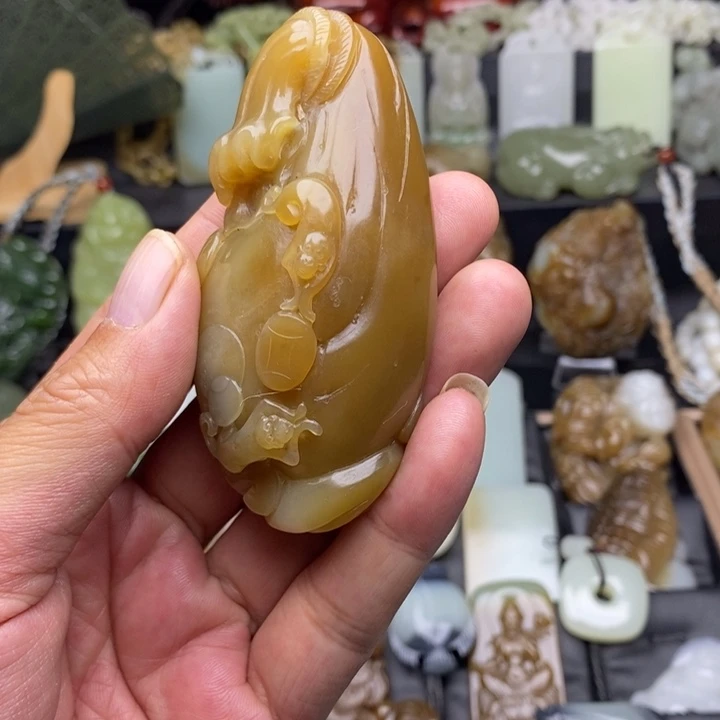 和田玉（糖玉）未镶嵌颈饰且末糖代代封侯