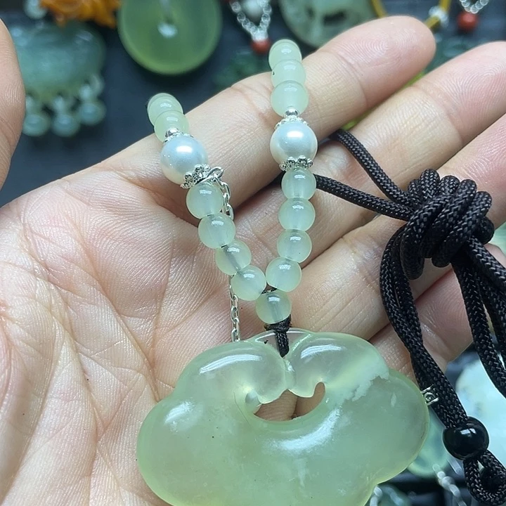 未镶嵌蛇纹石玉颈饰