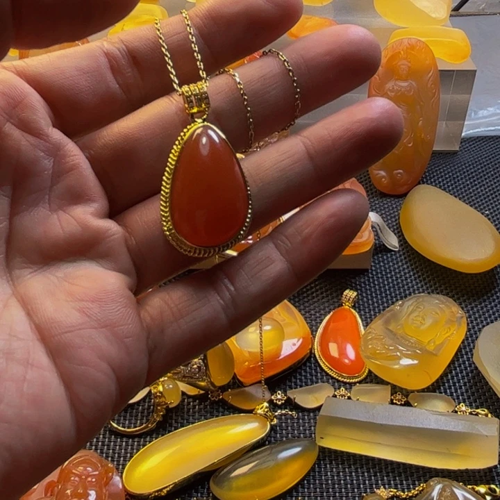 石英质玉未镶嵌颈饰昙**现