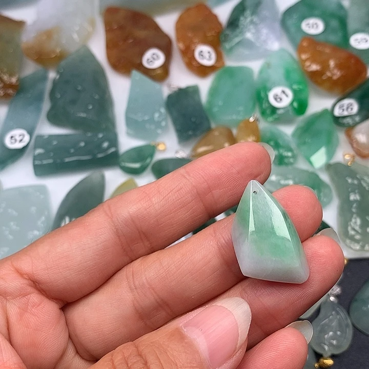 翡翠未镶嵌颈饰随型