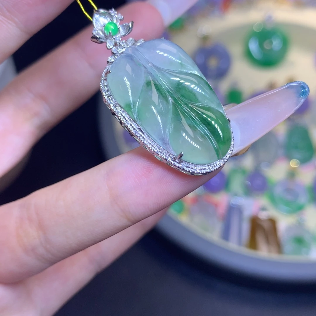 颈饰18K金镶嵌翡翠