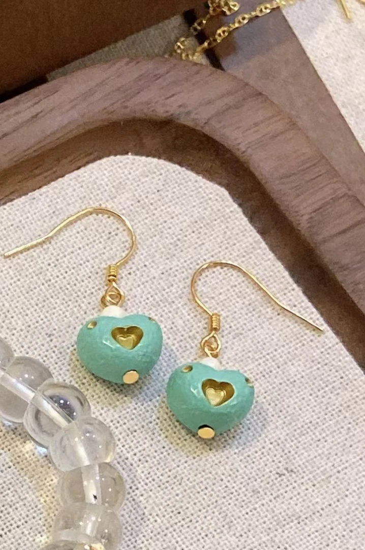 A54 925银菱镁矿猛牙牙爱心耳钉