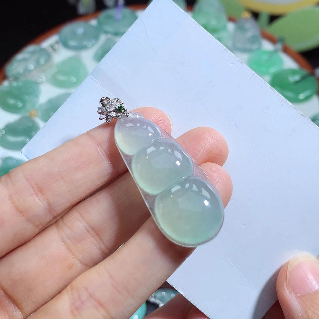 翡翠未镶嵌颈饰福豆