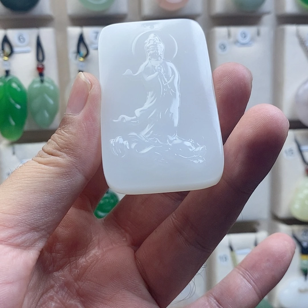 颈饰未镶嵌石英质玉（金丝玉）