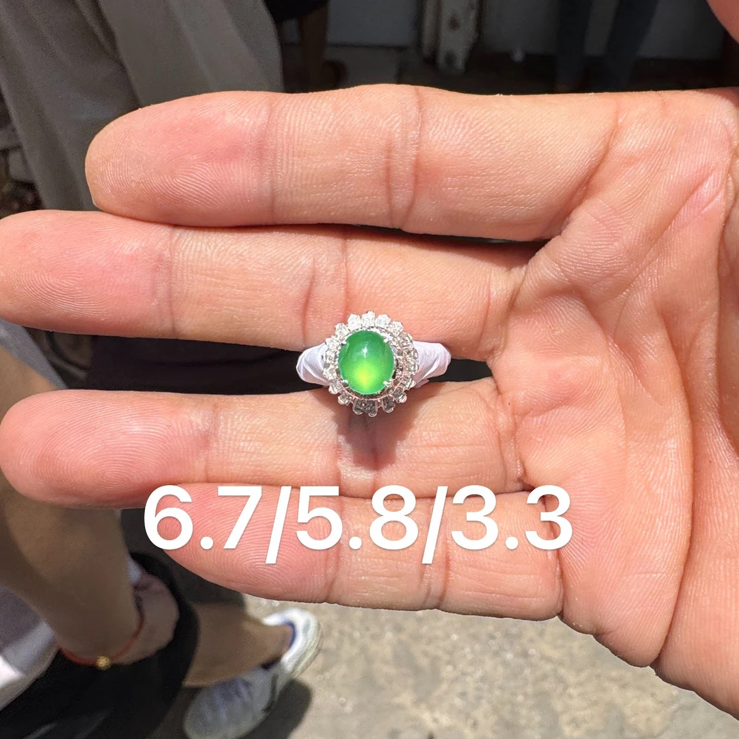 0620(小哪吒在源头)玻璃种翡翠炸光阳绿戒面干净肉细荧光足M100