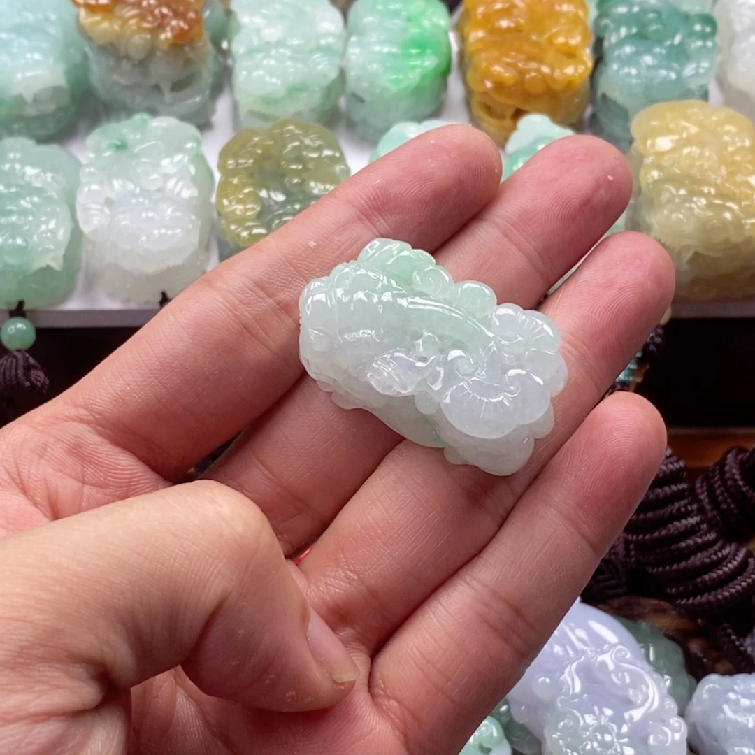 翡翠未镶嵌颈饰貔貅