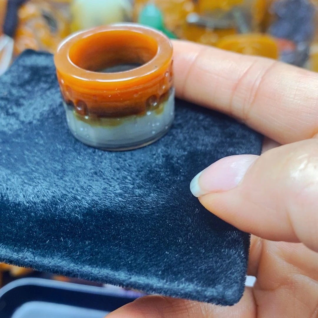 未镶嵌石英质玉（黄龙玉）颈饰