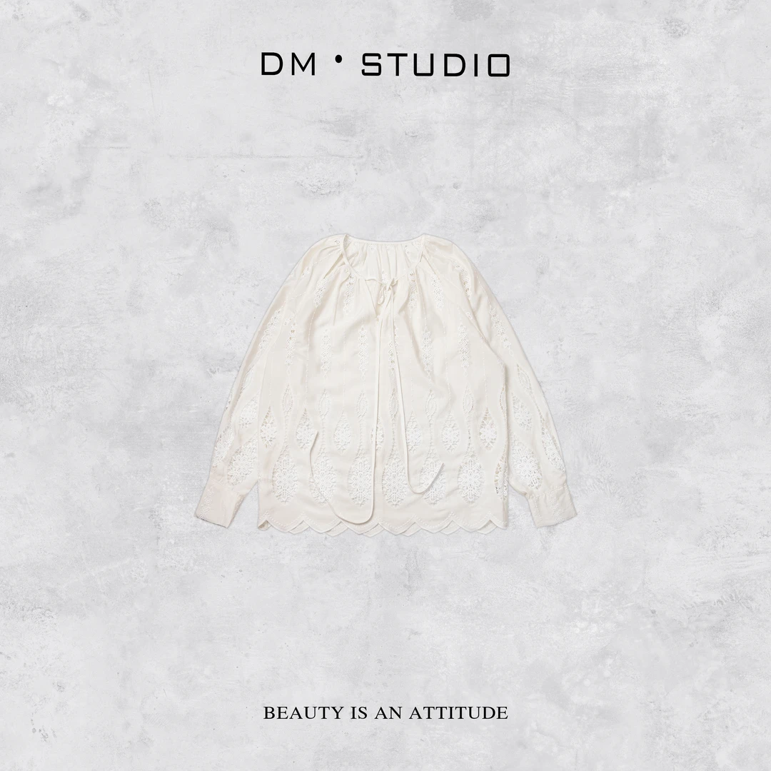 DEDM-DM•STUDIO/精致设计感镂空钩花系绳波浪下摆衬衣（AC25207）