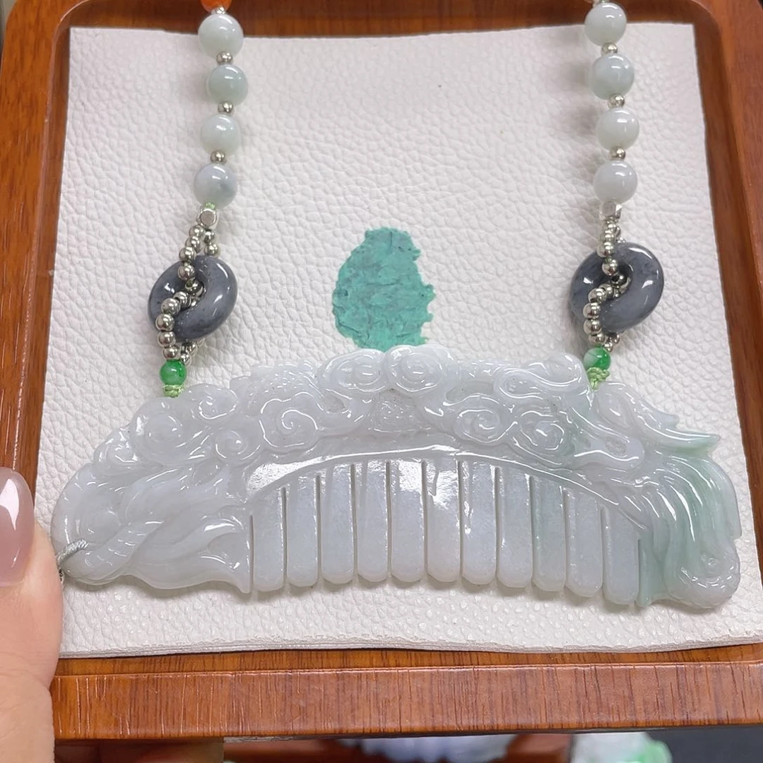 翡翠未镶嵌颈饰一梳百顺