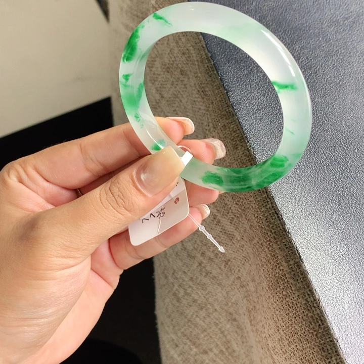 敬***敬未镶嵌手镯57石英质玉