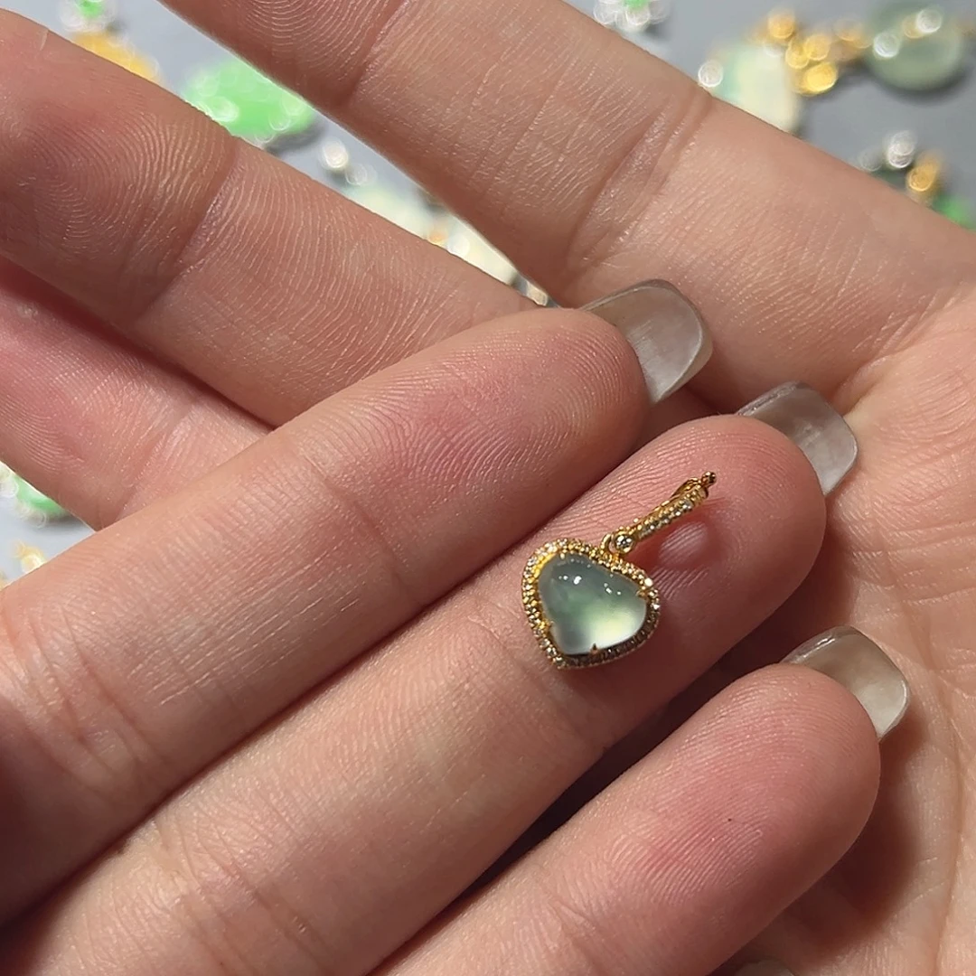 翡翠18K金镶嵌颈饰