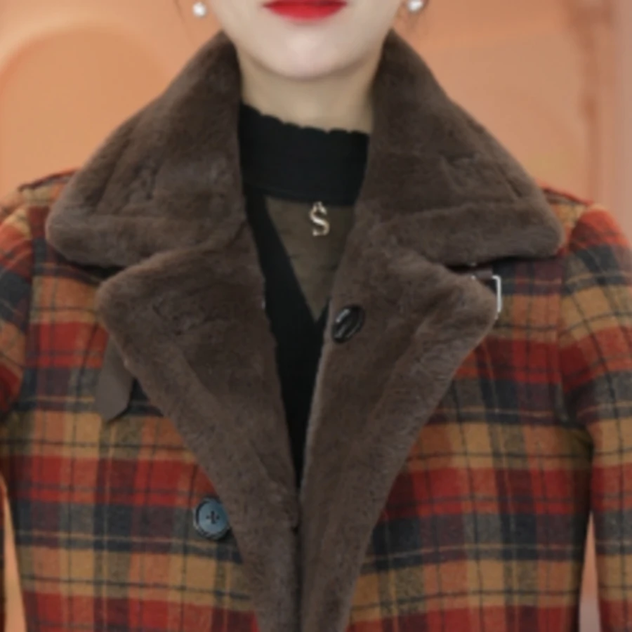 海宁两面穿格子拼接毛毛一体外套2025冬季新款保暖中老年上衣女