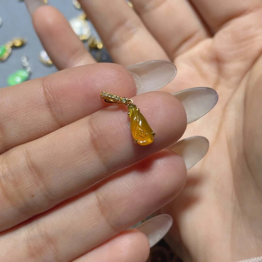 【闪购商品】颈饰18K金镶嵌翡翠