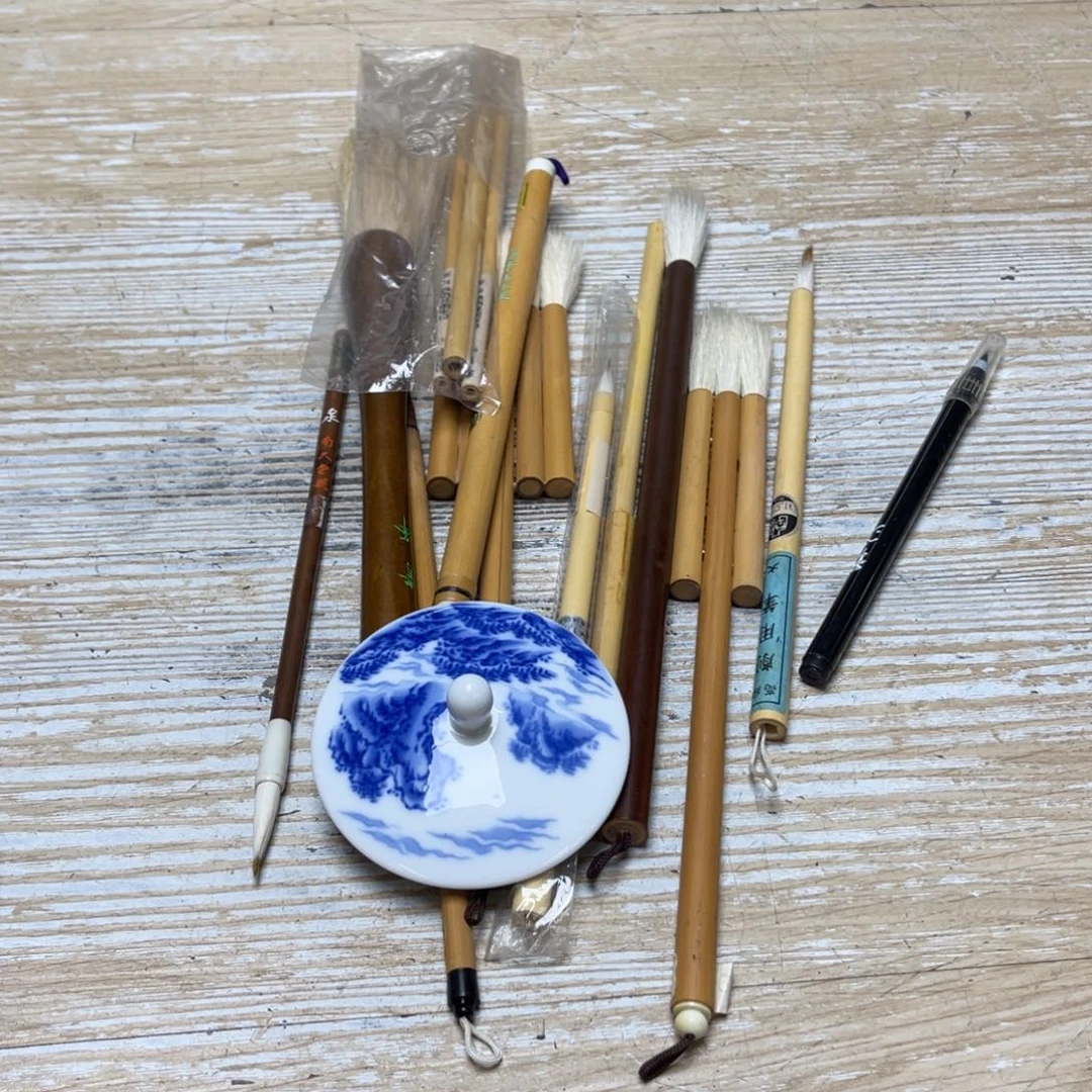 瓷片翰*斋密密麻麻地排列着一个