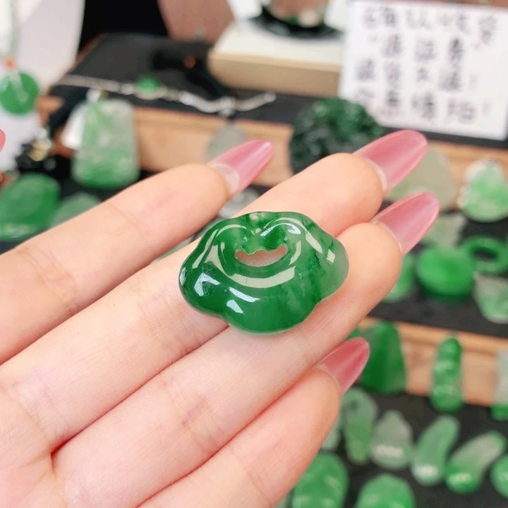石英质玉（非洲翠）未镶嵌颈饰