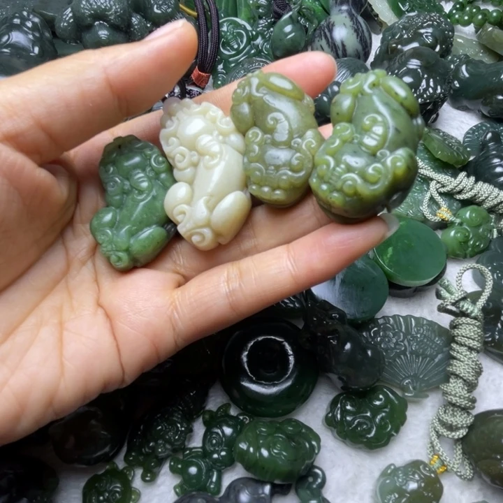 邢***昂和田玉未镶嵌颈饰