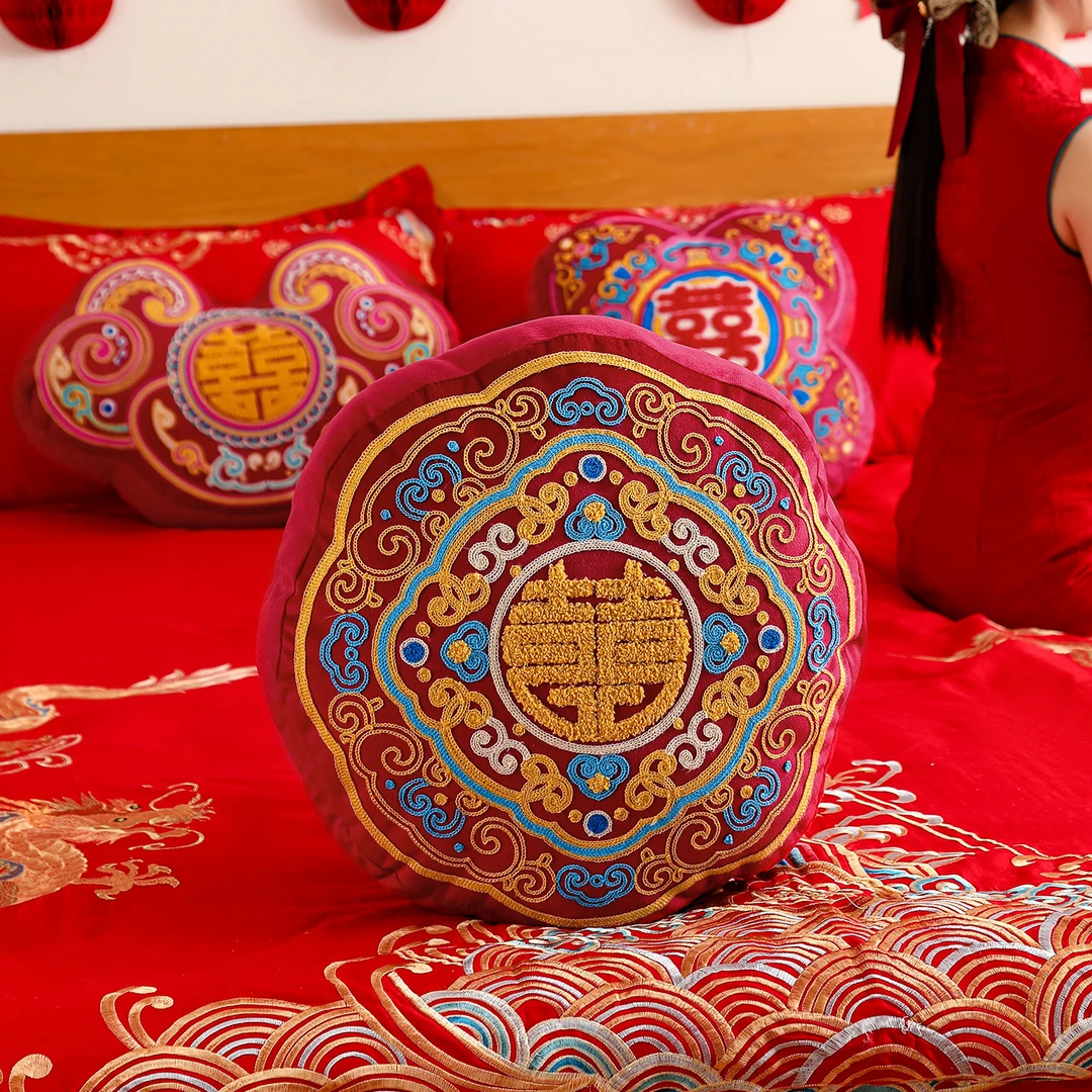 新款刺绣压床抱枕结婚礼用品喜字婚房布置沙发靠枕靠垫送新人礼物