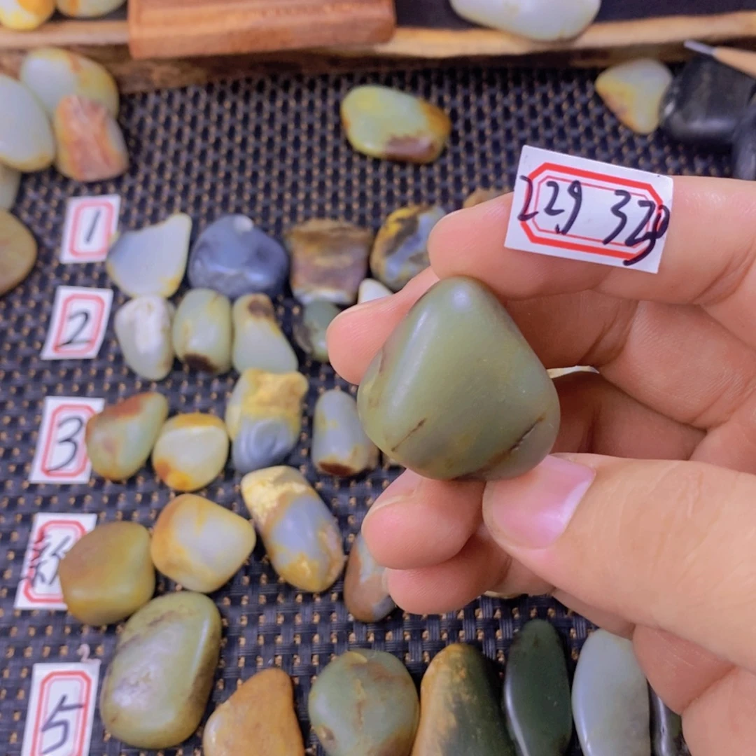 颈饰未镶嵌和田玉（糖玉）