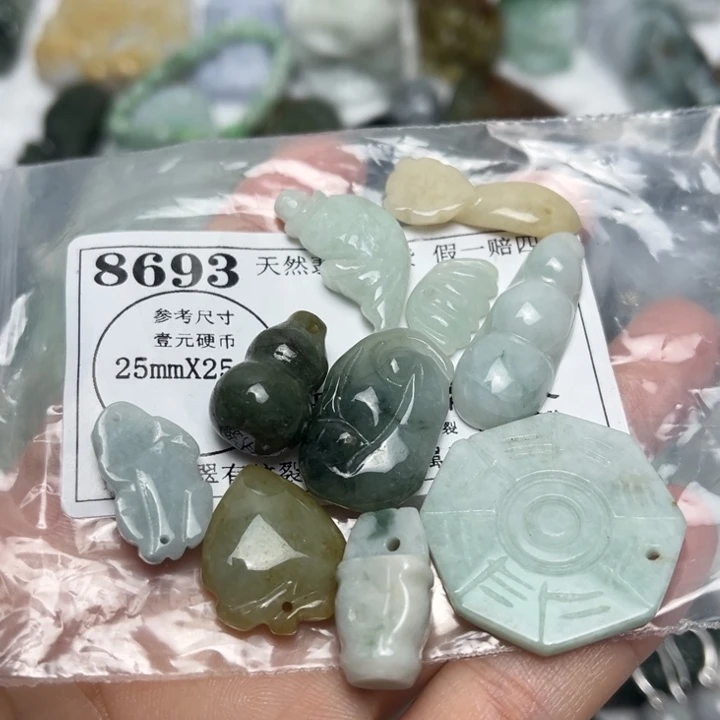 翡翠未镶嵌颈饰8693