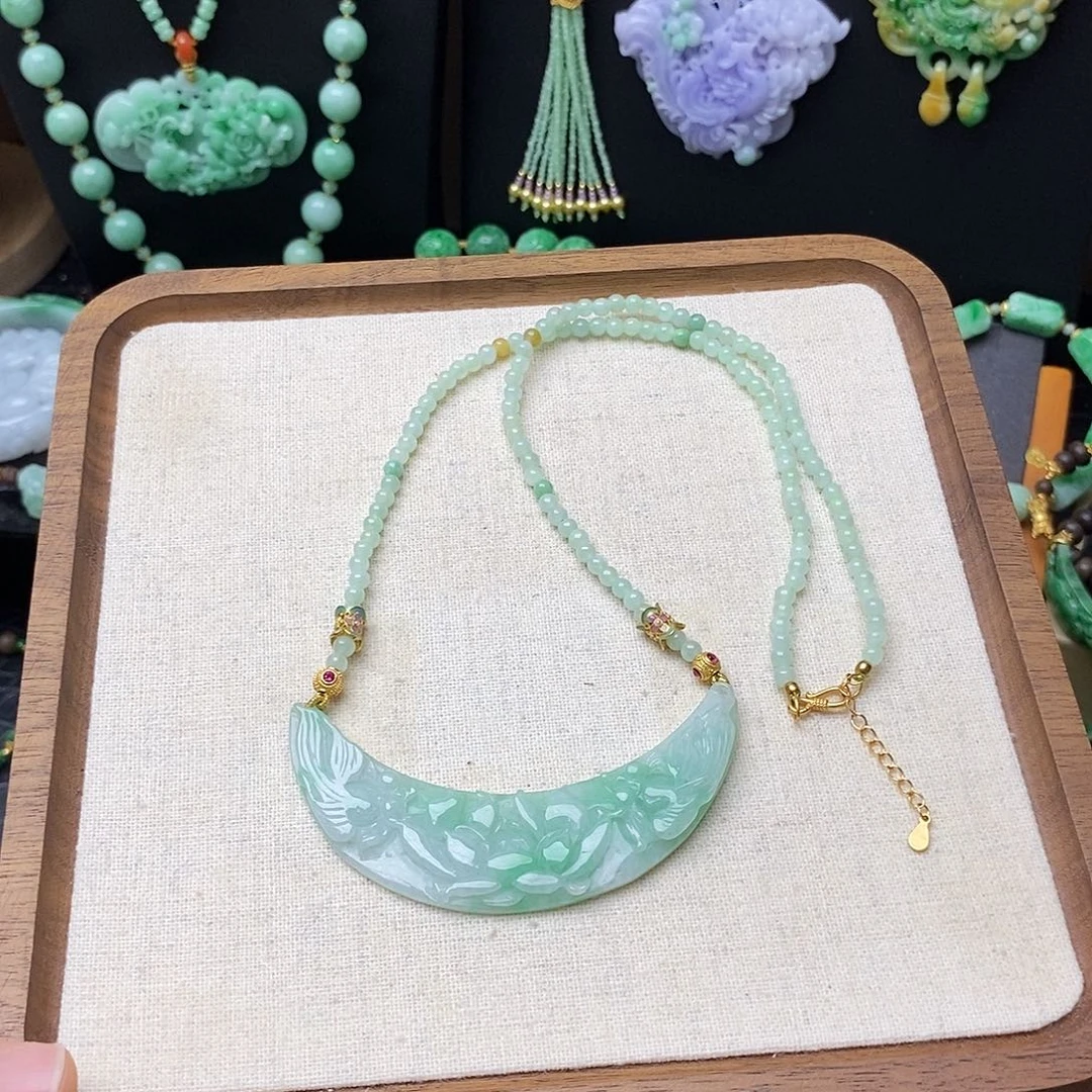 翡翠未镶嵌颈饰翡翠弯弯