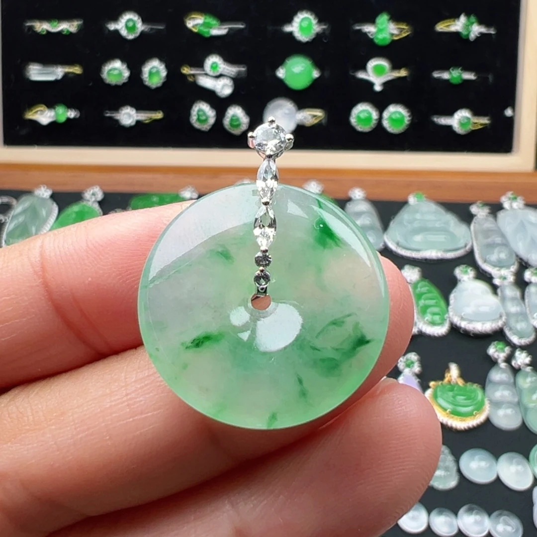 颈饰18K金镶嵌翡翠扣