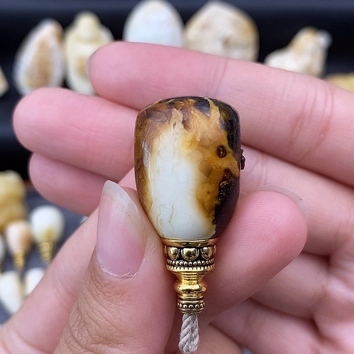 裸石琥珀未镶嵌18三通b961