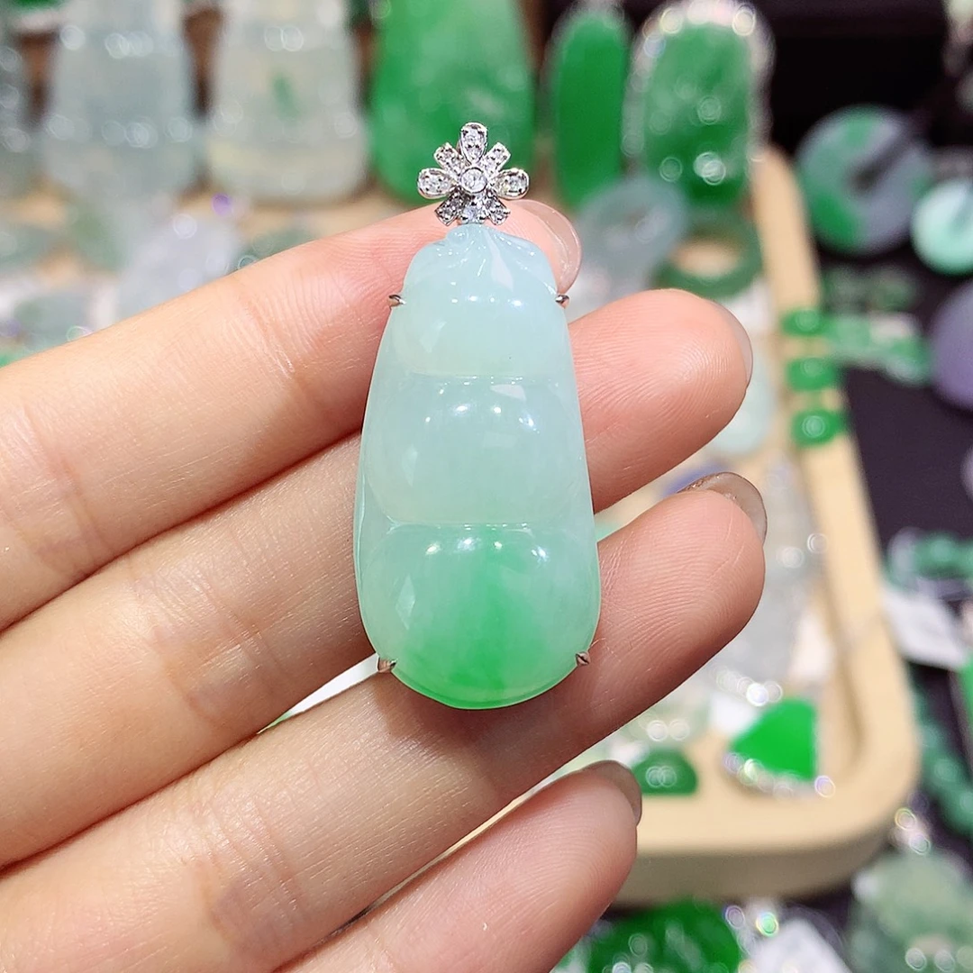 翡翠18K金镶嵌颈饰豆