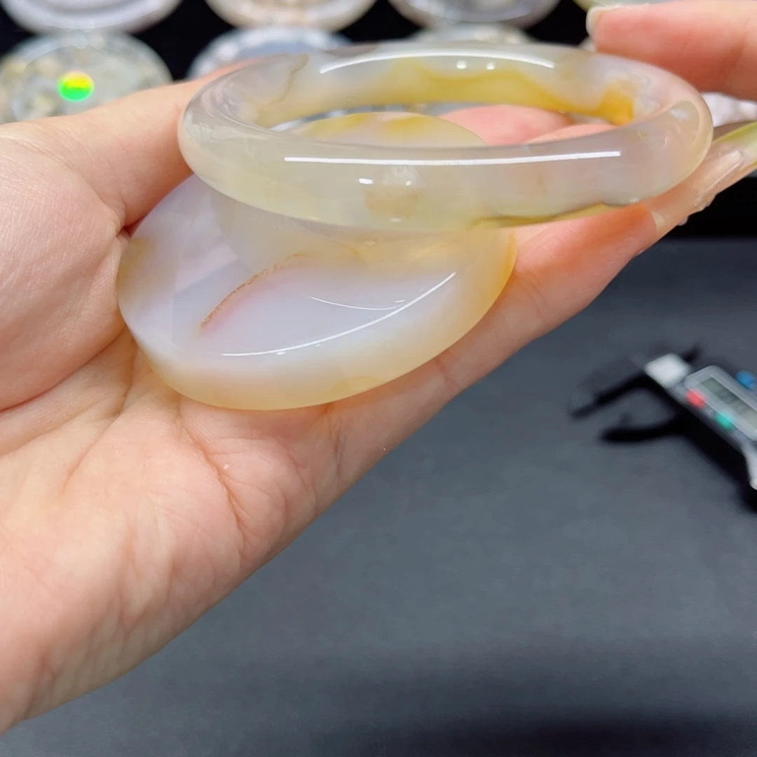 玛瑙/玉髓手镯未镶嵌61