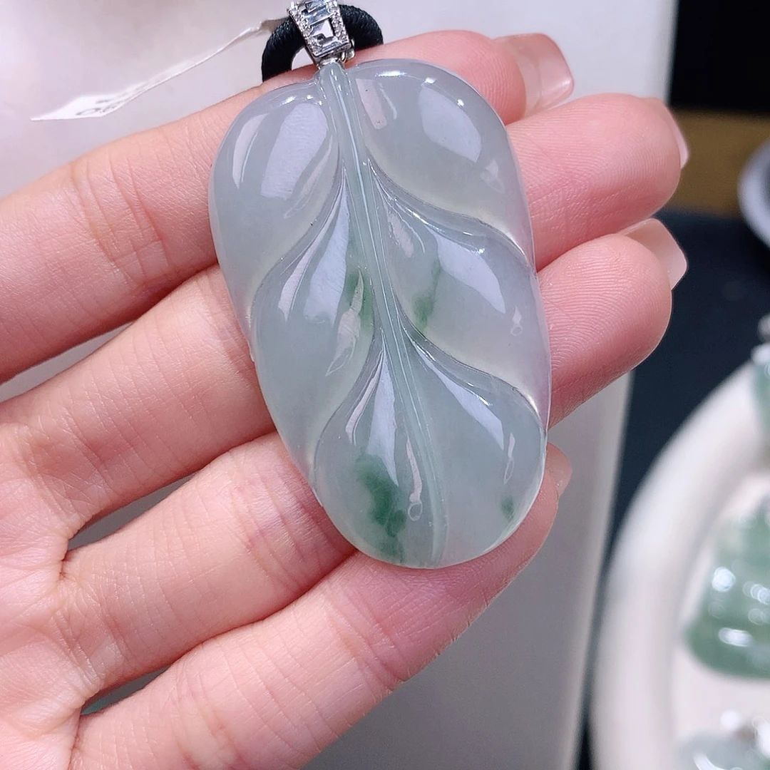 颈饰18K金镶嵌翡翠飘花大叶子