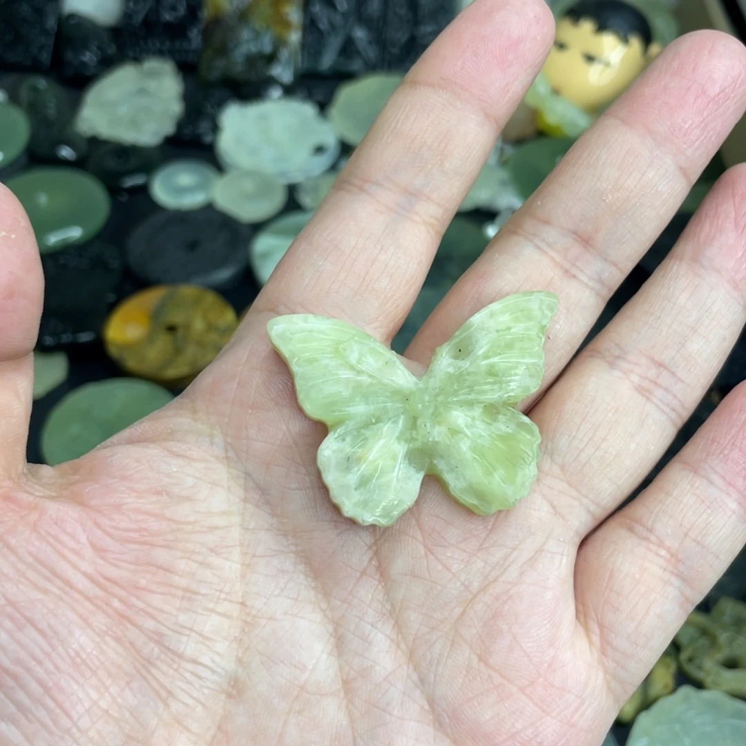 岫玉未镶嵌颈饰蝴蝶