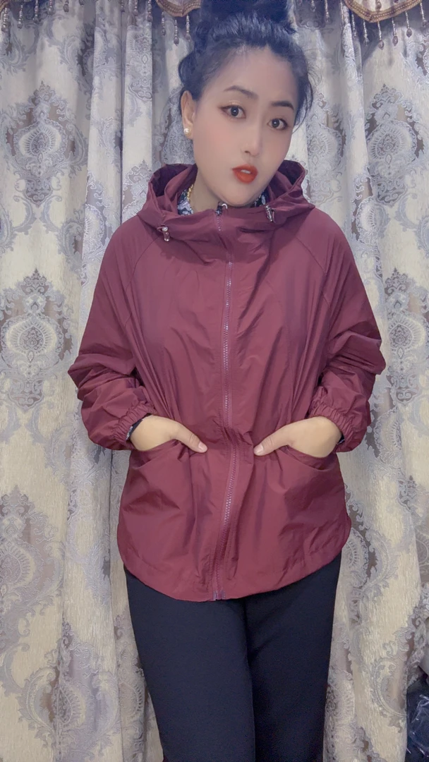 女士连帽春秋春季短外套女薄款防晒宽松型短款运动风