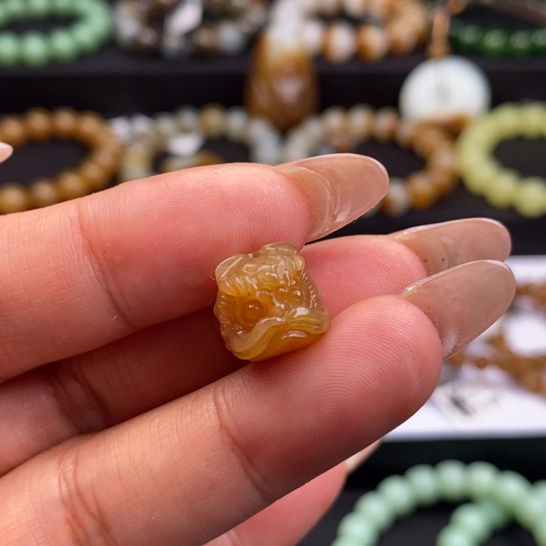 伊****和田玉未镶嵌颈饰