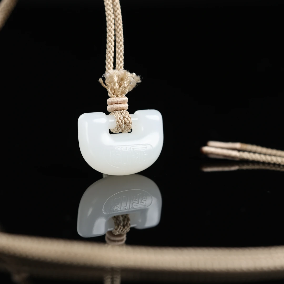 “如愿”严选精品和田玉顶俄白玉锁吊坠