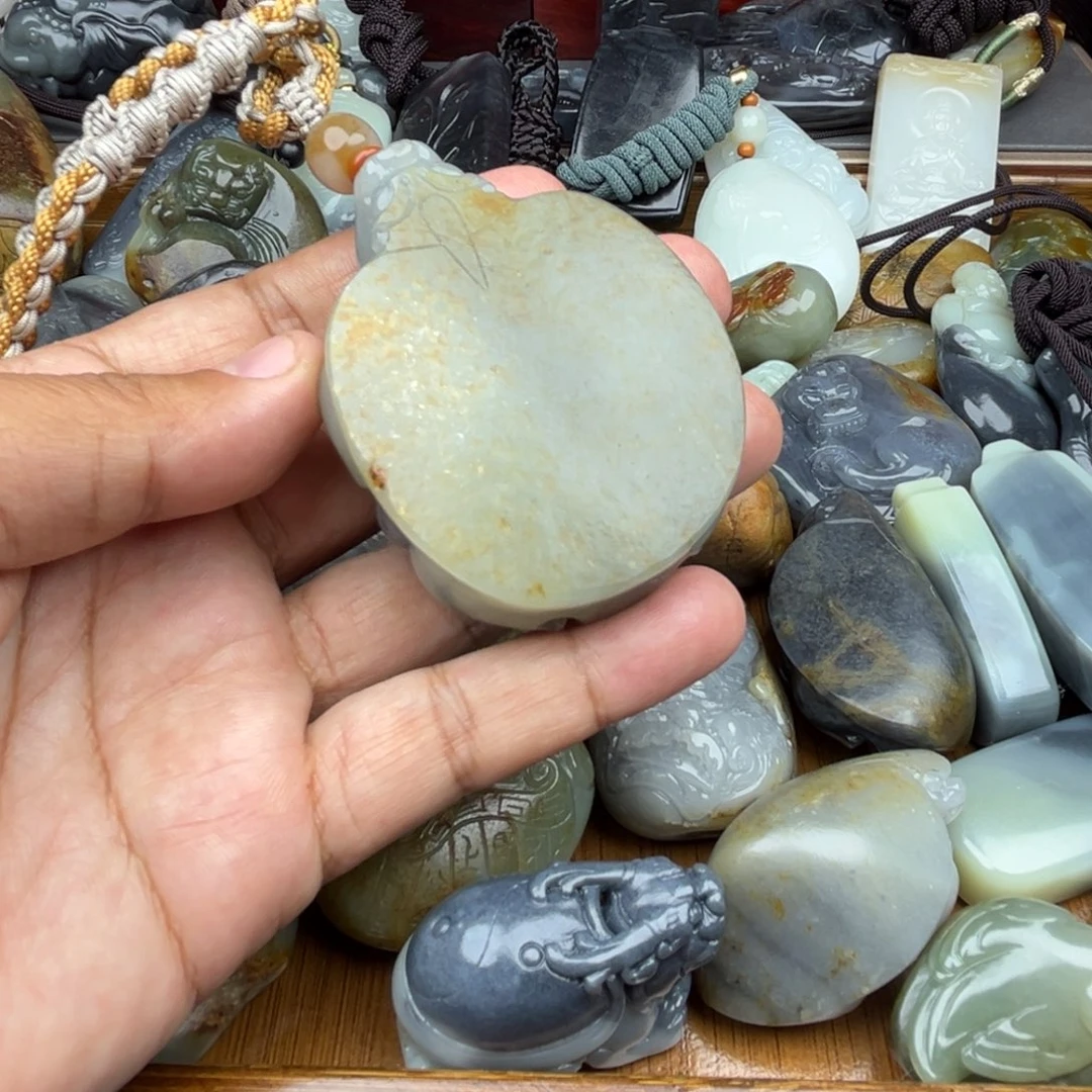 和田玉颈饰未镶嵌田****)