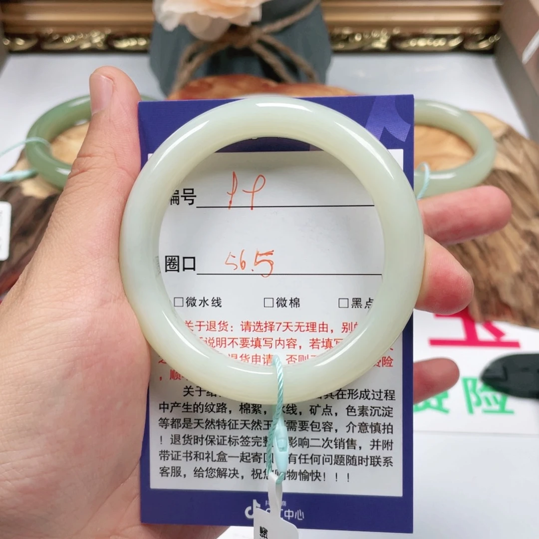 和田玉手镯未镶嵌?